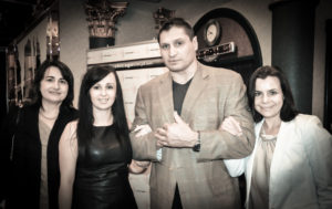 Jeden z jurorów, Andrzej Gołota z kierowniczkami oddziałów P-SFUK. Od lewej: Jolanta Wiśnicki (Bridgeview), Katarzyna Kwaterkiewicz (Norridge) i Anna Mścisz (Mt. Prospect)