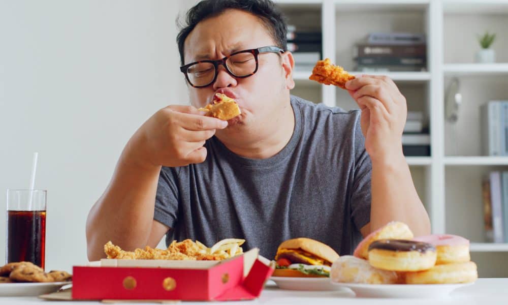 człowiek je fast food