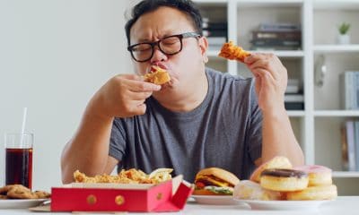 człowiek je fast food