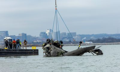 Wydobycie wraku śmigłowca z rzeki Potomac