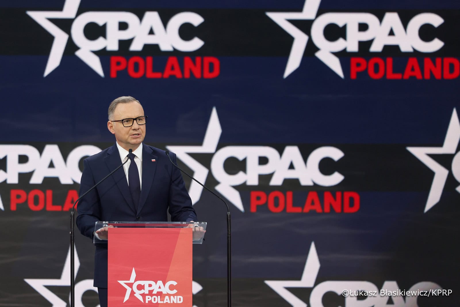 Nndrzej duda przemawia na konferencji CPAC w rzeszowie