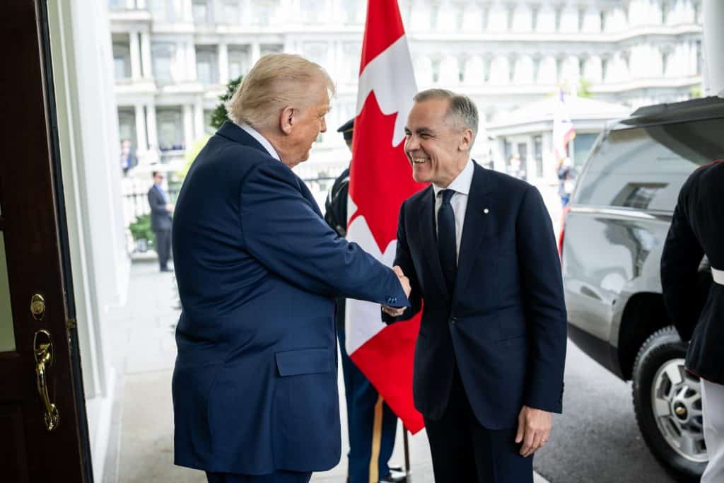 Prezydent Donald Trump wita premiera Kanady Marka Carneya we wtorek 6 maja 2025 r. przy wejściu do Białego Domu w Skrzydle Zachodnim