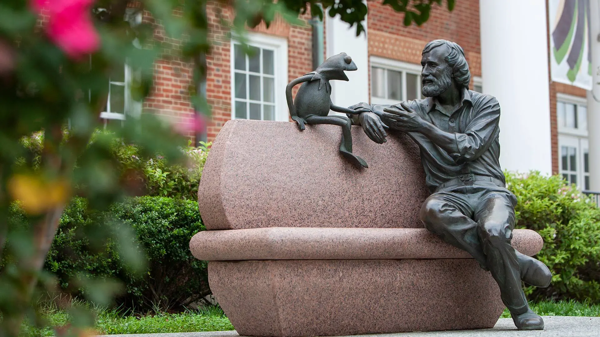 pomnik jima hensona i żaby kermita na university of maryland