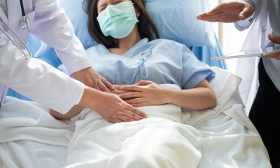 kobieta cierpi na ból brzucha, jest badana w szpitalu