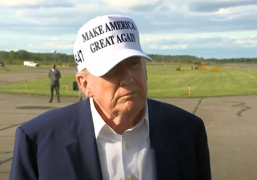 prezydent donald trump rozmawia z dziennikarzami