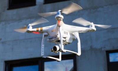 latający dron w mieście z kamerą