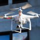 latający dron w mieście z kamerą