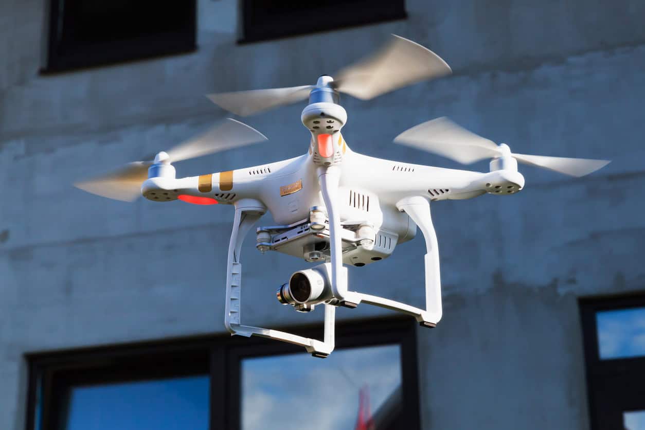 latający dron w mieście z kamerą