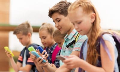 dzieci korzystają z telefonów w szkole