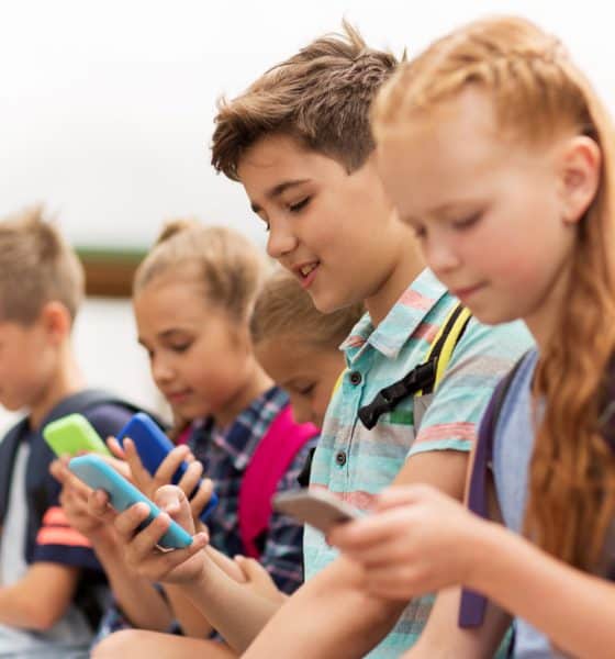 dzieci korzystają z telefonów w szkole
