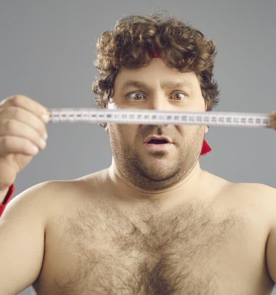 otyły człowiek z miarką
