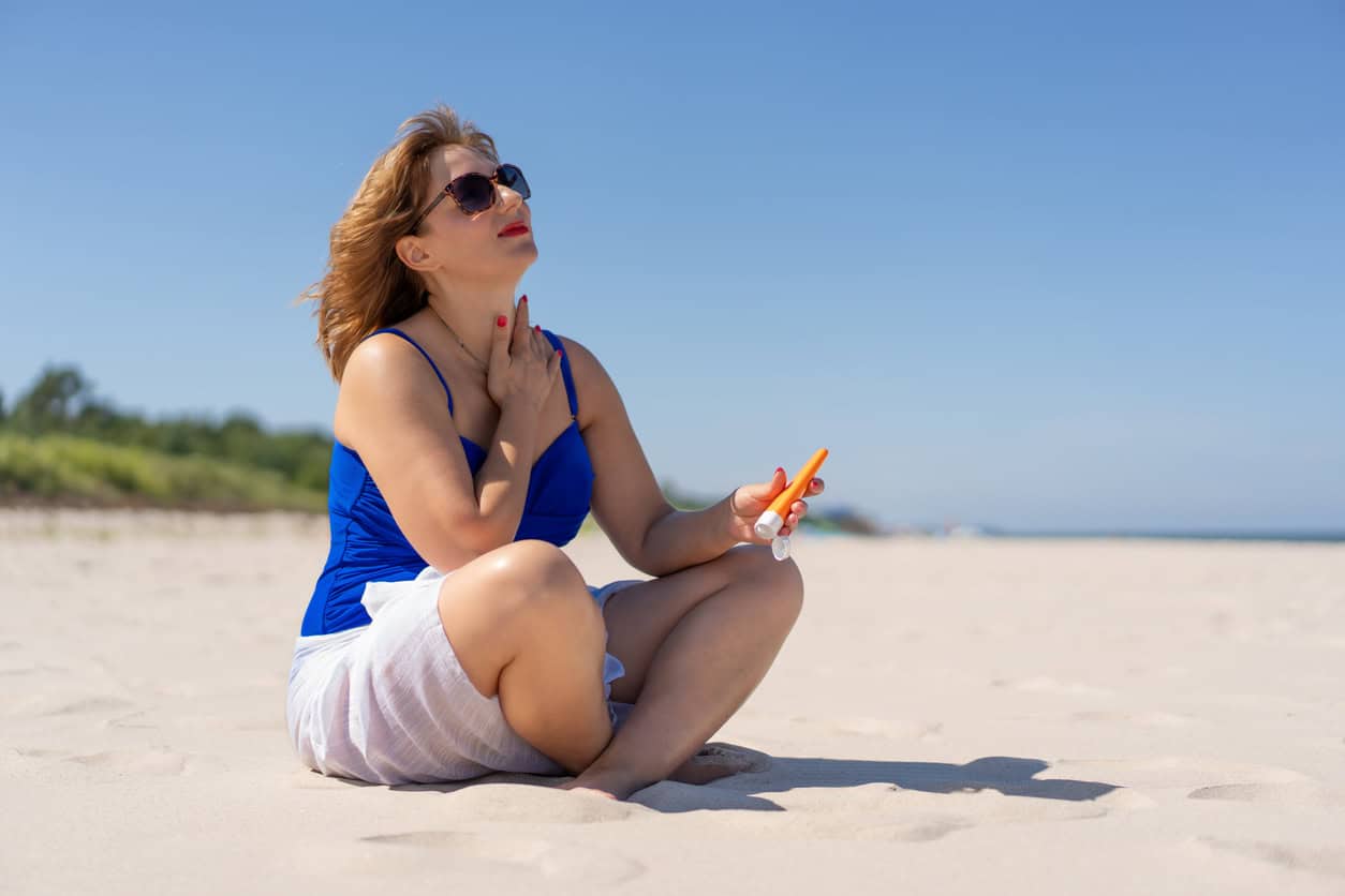 krem-UV-kobieta na-plaży