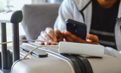 ładowanie-telefonu-podroz-samolotem