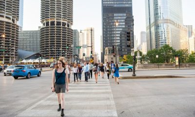 ludzie przechodzą na przejściu dla pieszych w centrum chicago