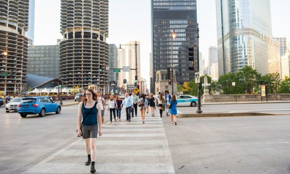 ludzie przechodzą na przejściu dla pieszych w centrum chicago