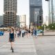 ludzie przechodzą na przejściu dla pieszych w centrum chicago