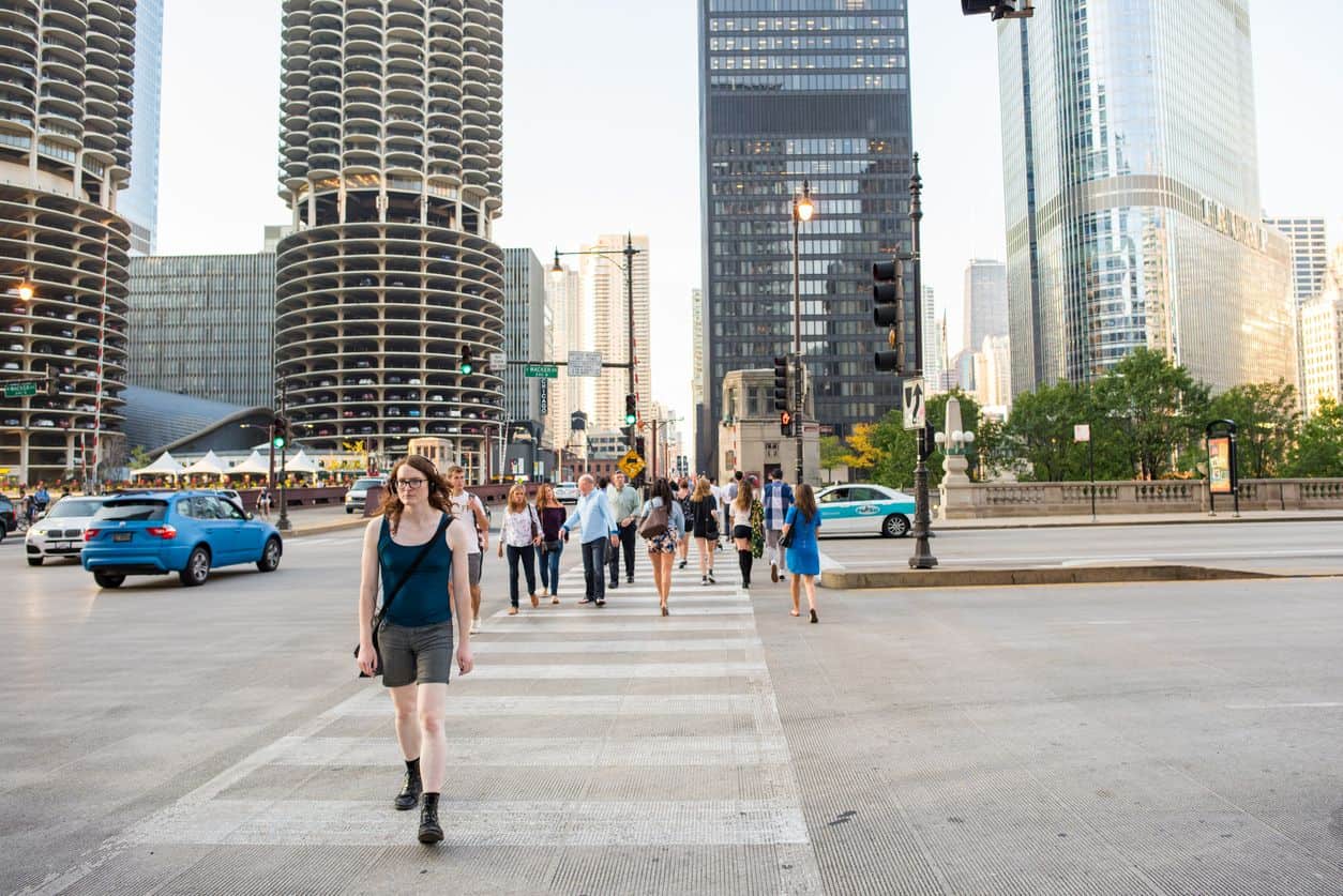 ludzie przechodzą na przejściu dla pieszych w centrum chicago