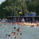 ludzie kąpią się na plaży w chicago