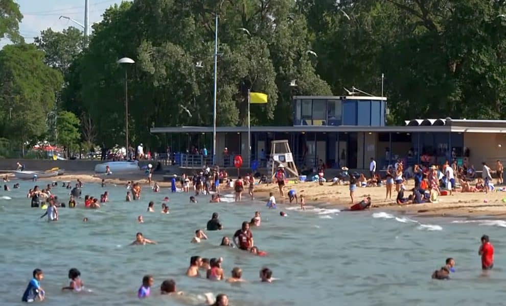 ludzie kąpią się na plaży w chicago