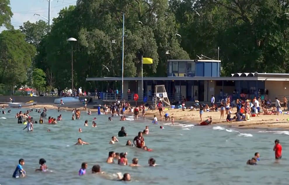 ludzie kąpią się na plaży w chicago