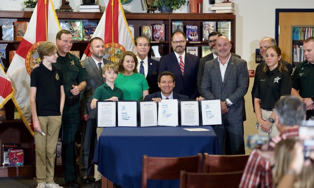 ron DeSantis podpisuje nową ustawę zaostrzającą kary za swatting