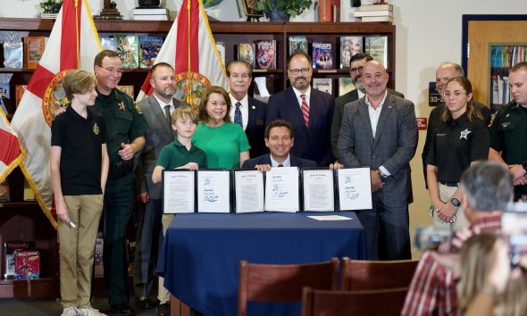 ron DeSantis podpisuje nową ustawę zaostrzającą kary za swatting