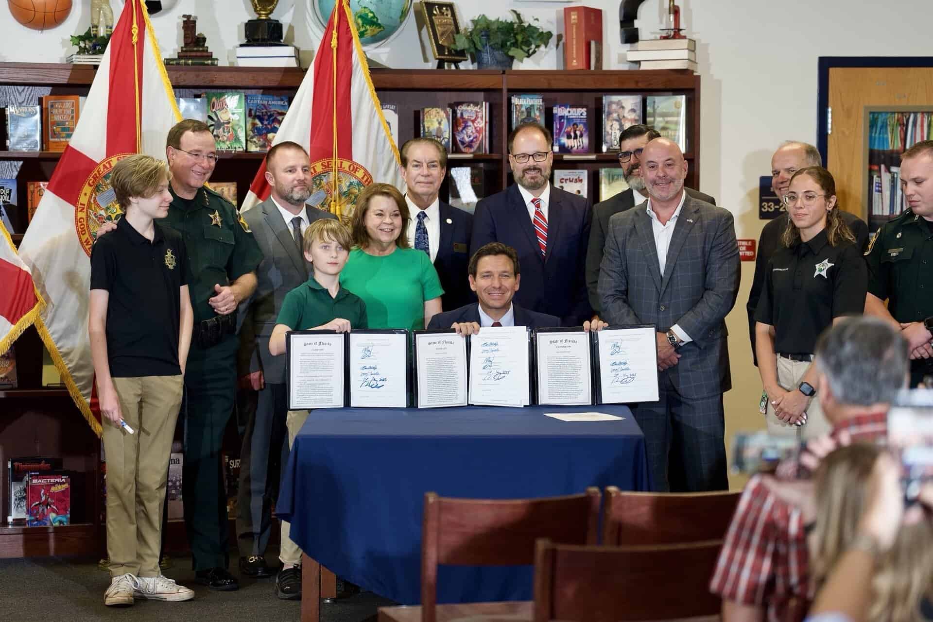ron DeSantis podpisuje nową ustawę zaostrzającą kary za swatting