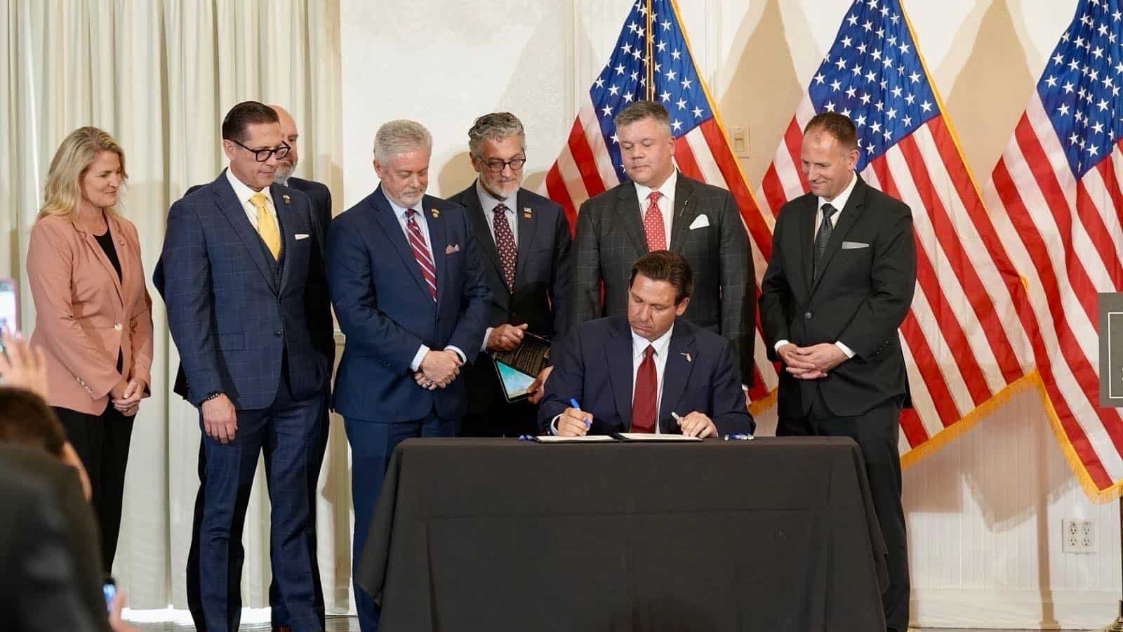 ron desantis podpisuje ustawę wprowadzającą złoto i srebro jako środek płatniczy na florydzie