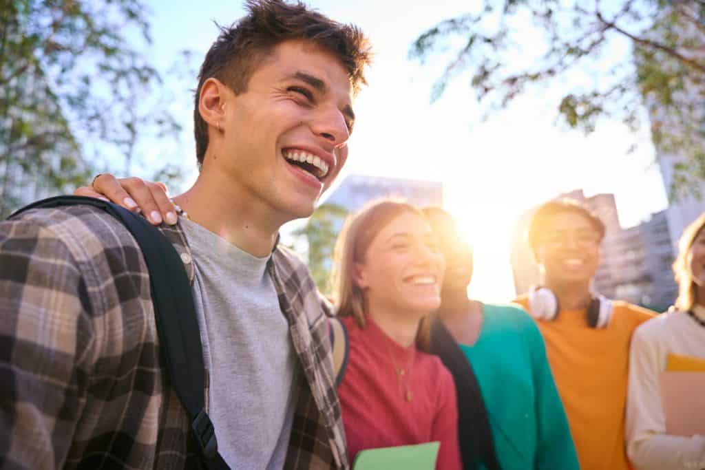 grupa młodych przyjaciół studentów