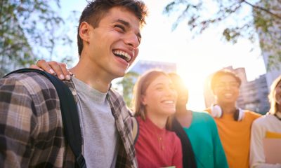 grupa młodych przyjaciół studentów