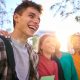 grupa młodych przyjaciół studentów
