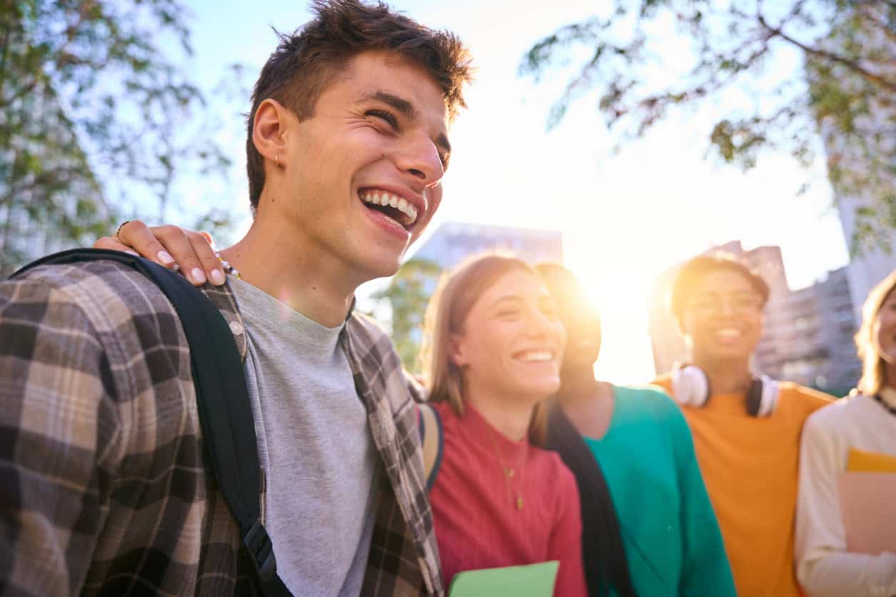 grupa młodych przyjaciół studentów
