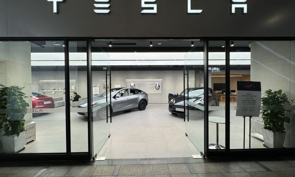 tesla-salon-samochodowy