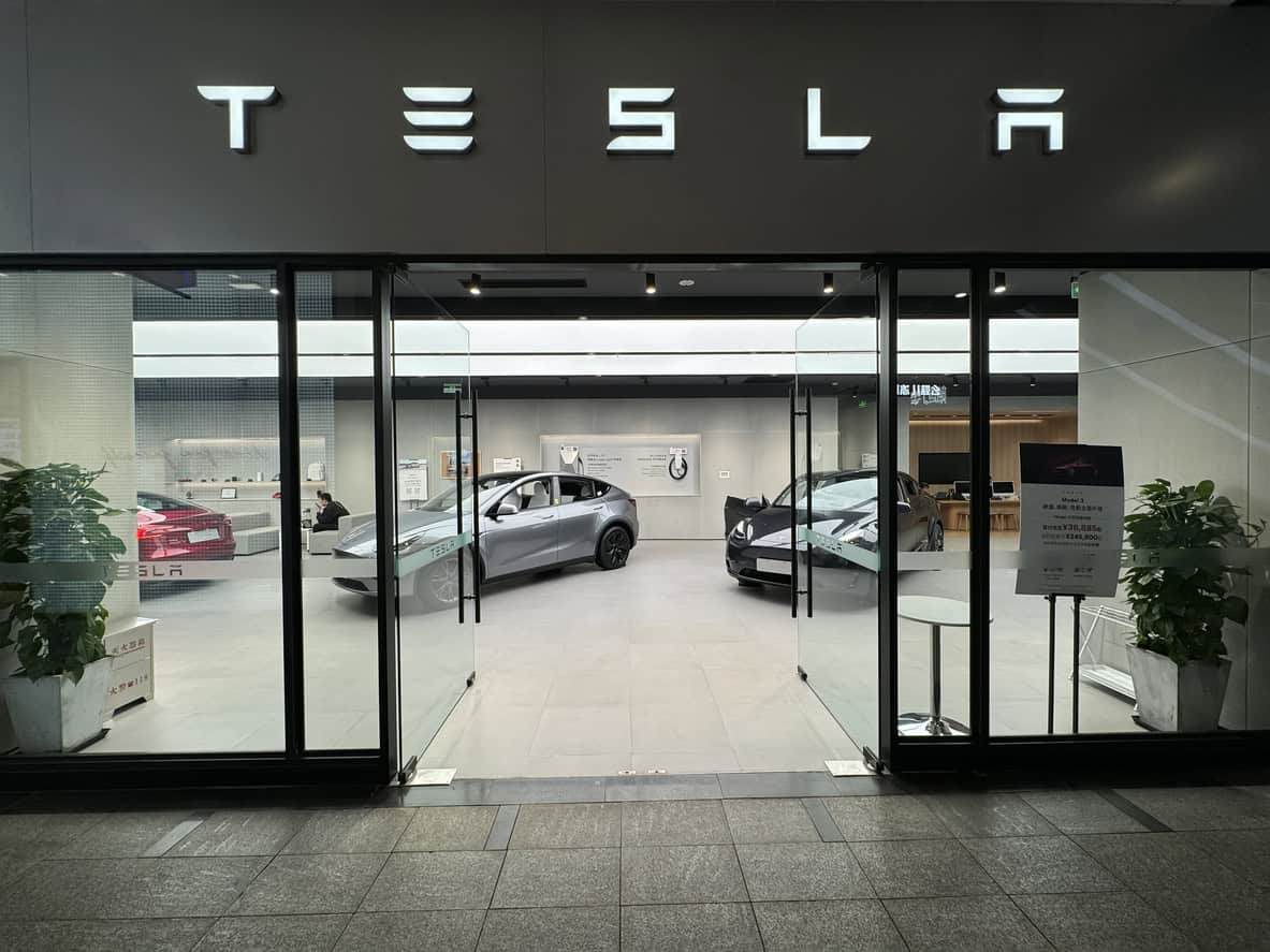 tesla-salon-samochodowy