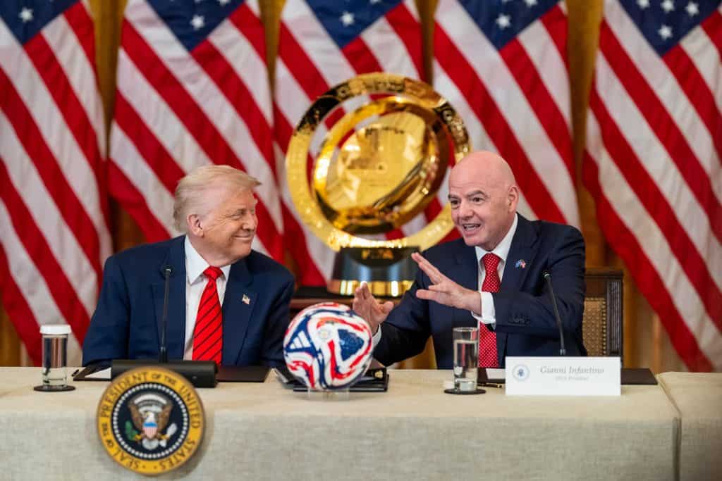 Prezydent Donald Trump i prezydent FIFA Gianni Infantino uczestniczą w spotkaniu grupy zadaniowej FIFA we wtorek 6 maja 2025 r. w Sali Wschodniej