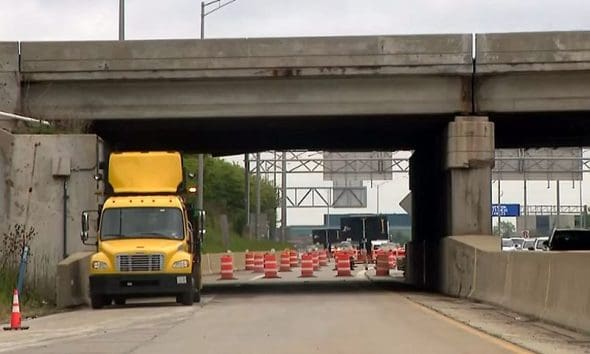 Ciężarówka uderzyła w wiadukt na I-88 – poważne utrudnienia w ruchu w Oak Brook