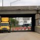 Ciężarówka uderzyła w wiadukt na I-88 – poważne utrudnienia w ruchu w Oak Brook