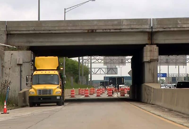 Ciężarówka uderzyła w wiadukt na I-88 – poważne utrudnienia w ruchu w Oak Brook
