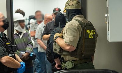 agenci ICE aresztują nielegalnych imigrantów
