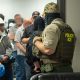 agenci ICE aresztują nielegalnych imigrantów