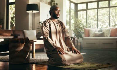 muzułmamin modli sie w domu, islam