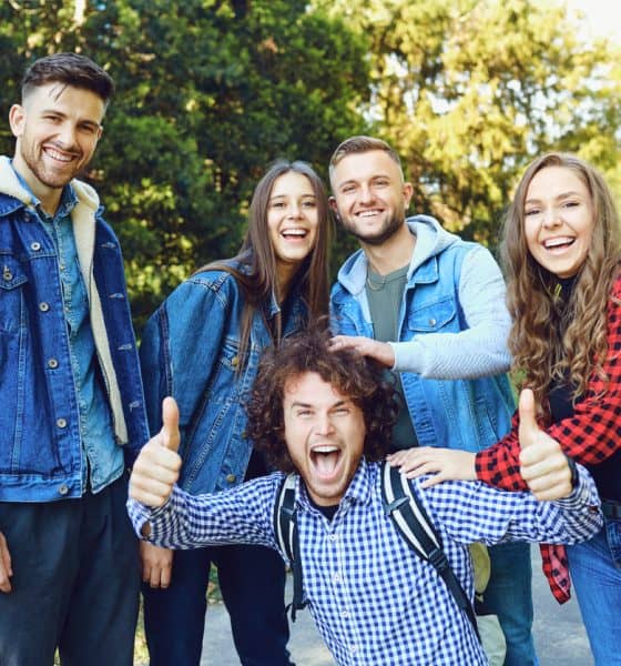 grupa przyjaciół studentów