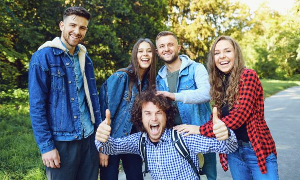 grupa przyjaciół studentów