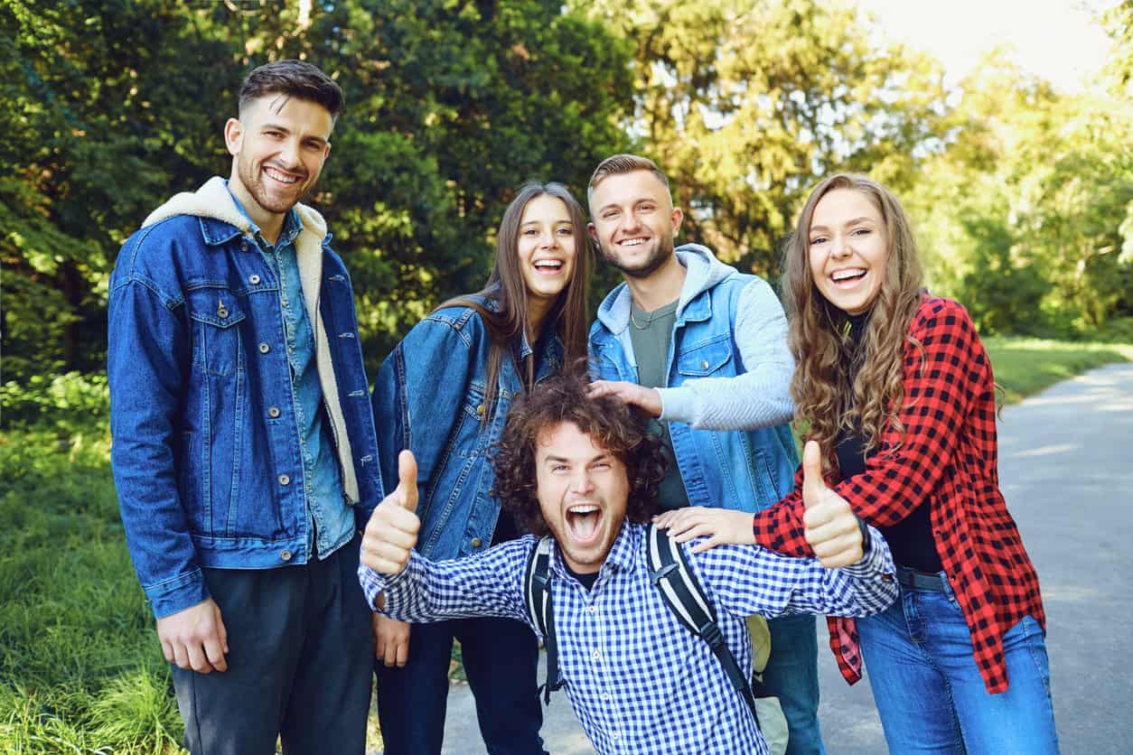 grupa przyjaciół studentów