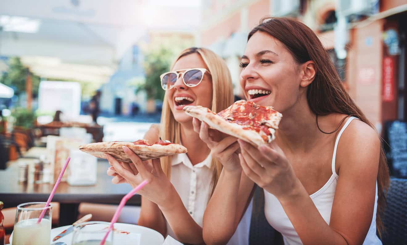dziewczyny-jedzą-pizzę