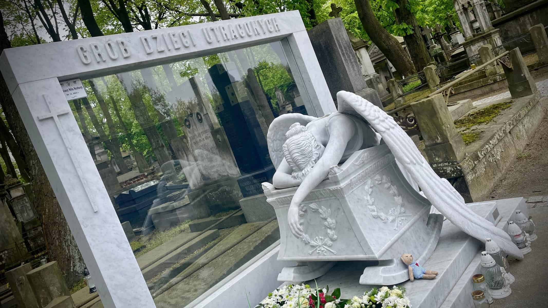Grob-dzieci-utraconych-na-warszawskich-Powazkach