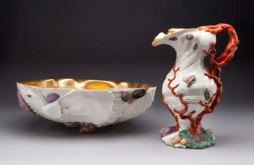Dzban i misa, około 1745 roku. Manufaktura Porcelany Capodimonte. Model Giuseppe Gricci. Dar państwa Roberta Normana Chatainów ku pamięci profesora Alfreda Chataina.
