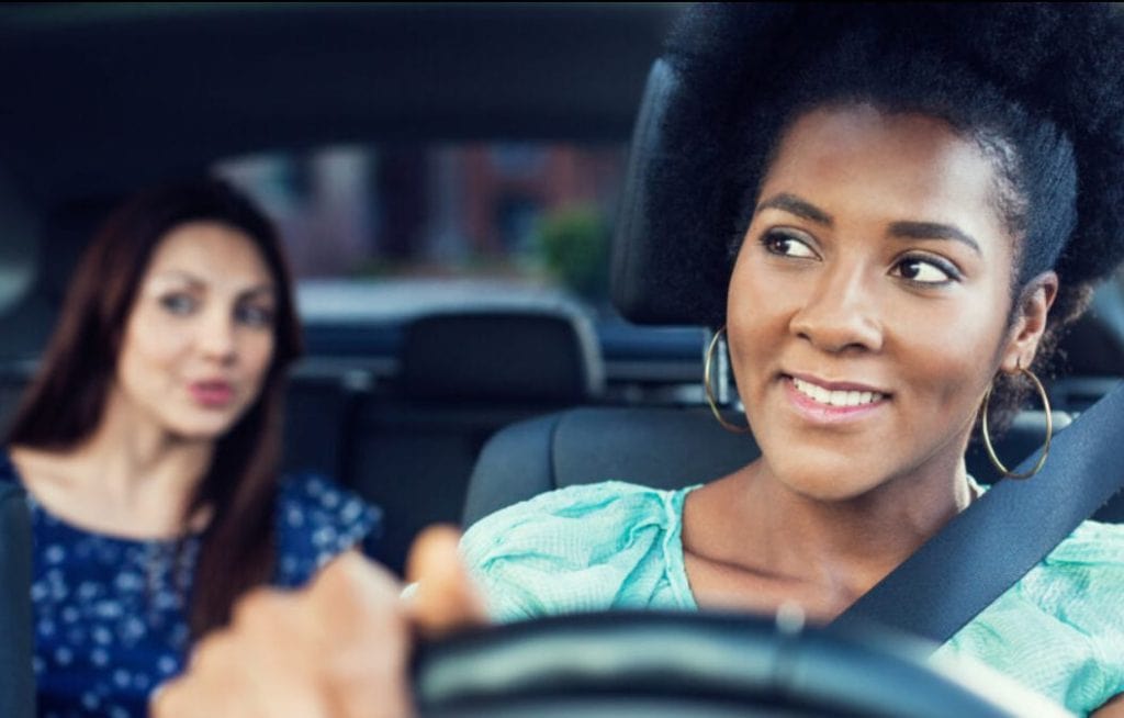 uber kobieta kierowca i kobieta pasażerka