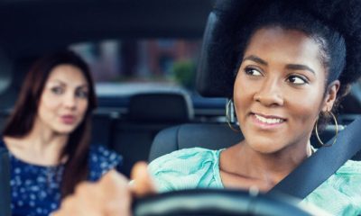 uber kobieta kierowca i kobieta pasażerka