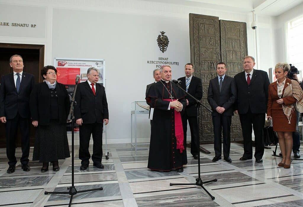 Abp Józef Kowalczyk na otwarciu wystawy „Polska około roku 1000. Gniezno pierwszą stolicą Polski” w Senacie Rzeczypospolitej Polskiej (2013)